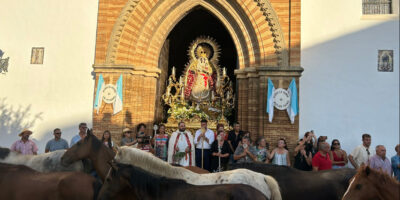 El ganado marismeño se presenta por primera vez ante la Patrona de Hinojos