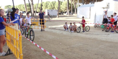 El recinto ferial de Hinojos, escenario de una carrera de cintas en bicicleta