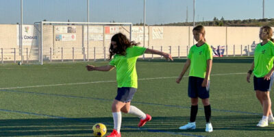 Rociana “marca goles” con un taller de fútbol femenino