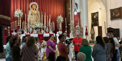 Instantes de devoción en la imposición de medallas a los nuevos hermanos del Socorro de Rociana