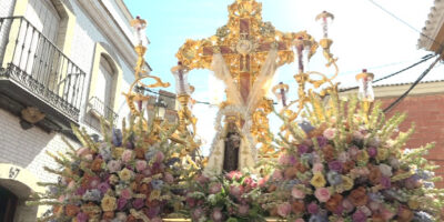 La Santa Cruz de Abajo llena de sentimiento crucero las calles de Paterna