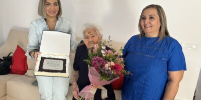 Rociana homenajea a la vecina más longeva, Cándida Pichadro, de 98 años