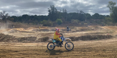 Los motores rugen en Bonares durante una exhibición de motoscross