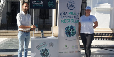 Una Pila de Razones aterriza en Almonte para concienciar sobre el reciclaje de baterías