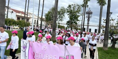 Aroca ‘tiñe’ a Rociana de rosa por el Día Contra el Cáncer de Mama