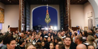 Lluvia de fe:  jóvenes rocieros no detienen sus pasos hacia la aldea