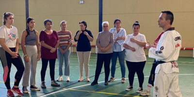 El taller de defensa personal impartido en Almonte enseña técnicas de Taekwondo