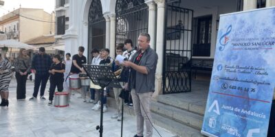 La Escuela “Manolo Sanlúcar” llena de sones musicales la Plaza Virgen del Rocío de Almonte