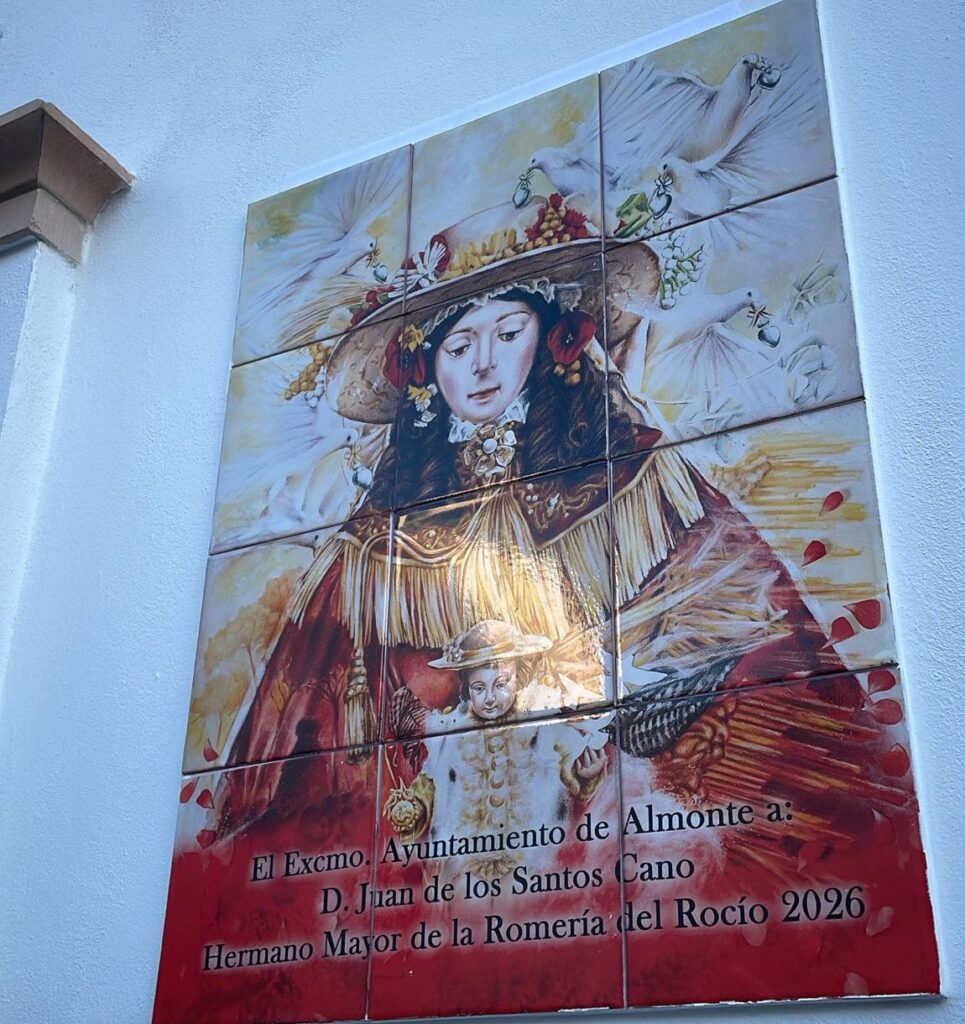 El azulejo que ya dicta para siempre que en esa casa vive un Hermano Mayor