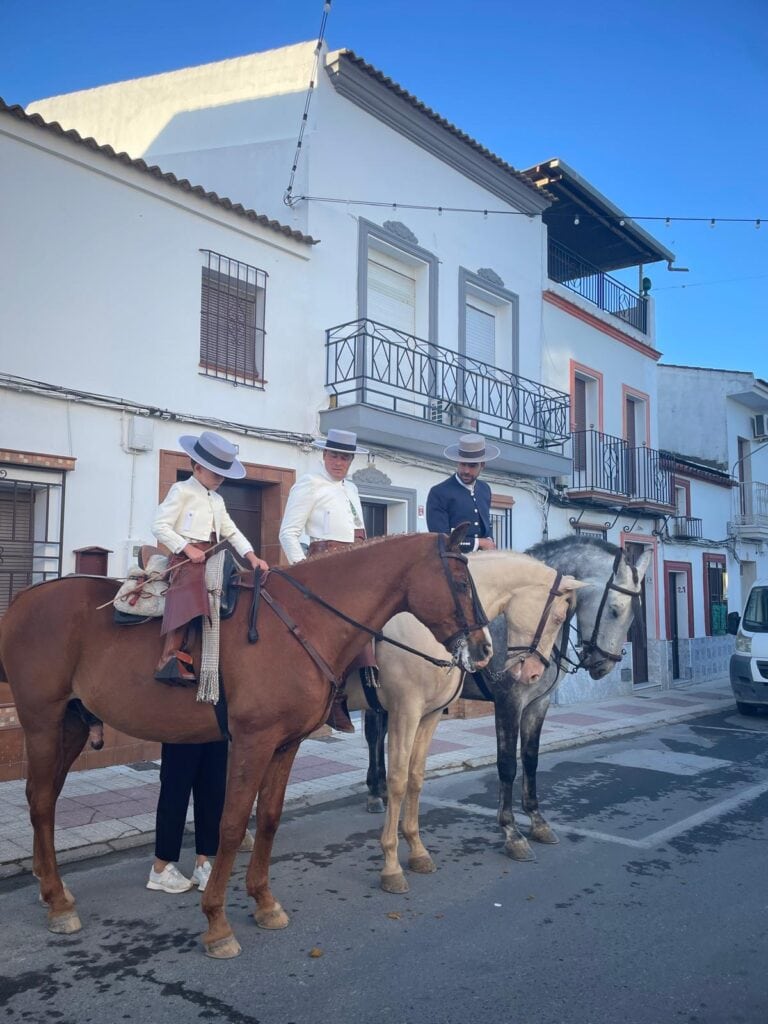 Almonteños a caballo a las puertas del Hermano Mayor