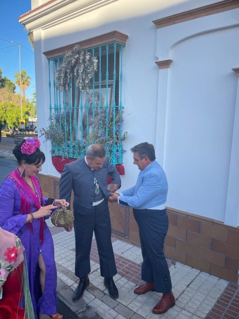 Juan de los Santos con amigos antes de partir hasta la misa de Romeros
