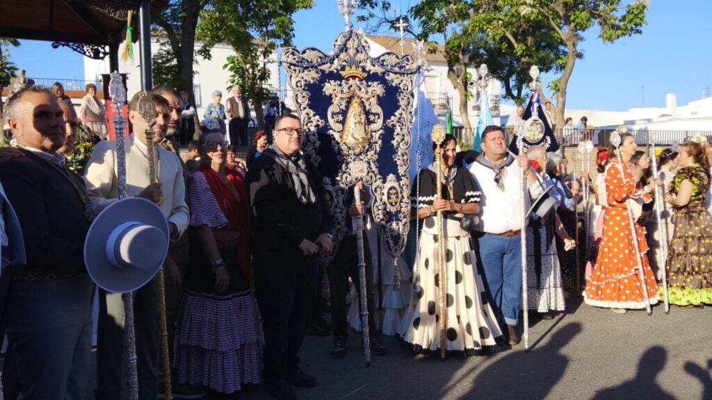 El simpecado con miembros de la Hermandad 