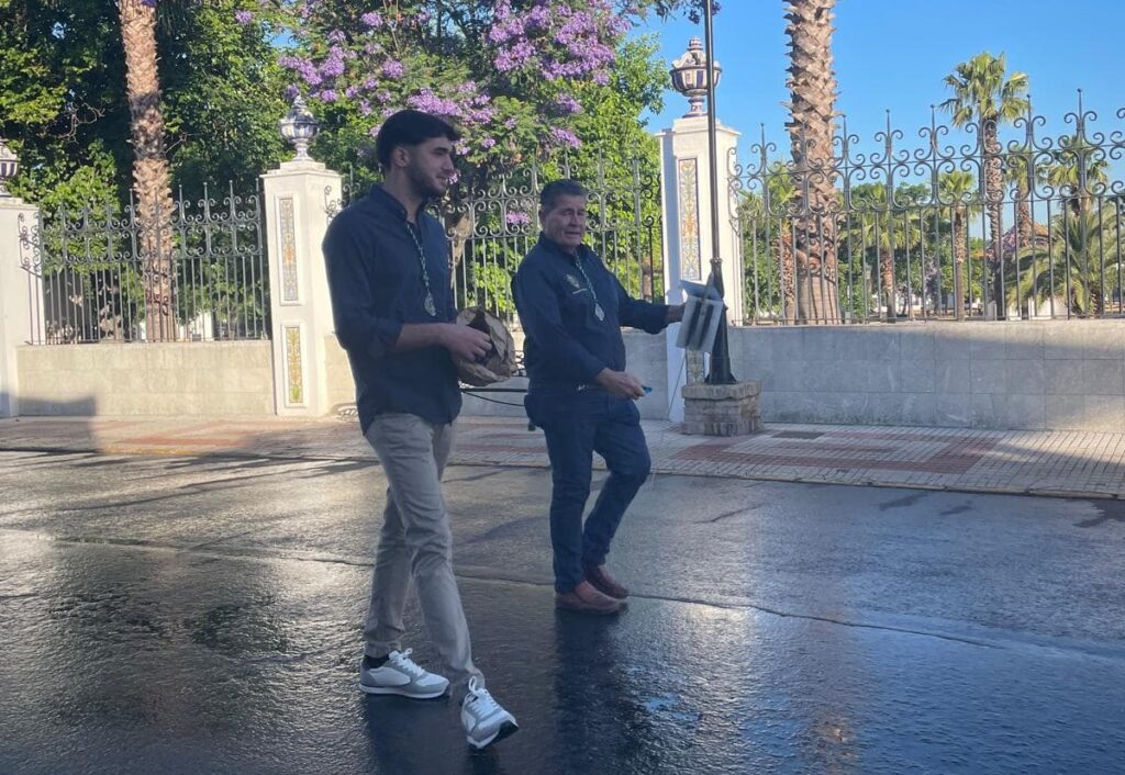 Ya suenan cohetes de la misa de romeros.... 