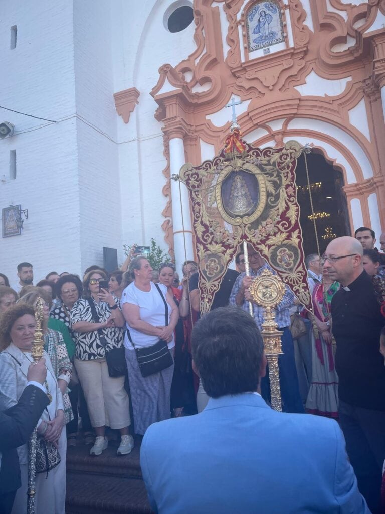 El simpecado de la Hermandad Matriz de Almonte ya emprende camino hacia la aldea