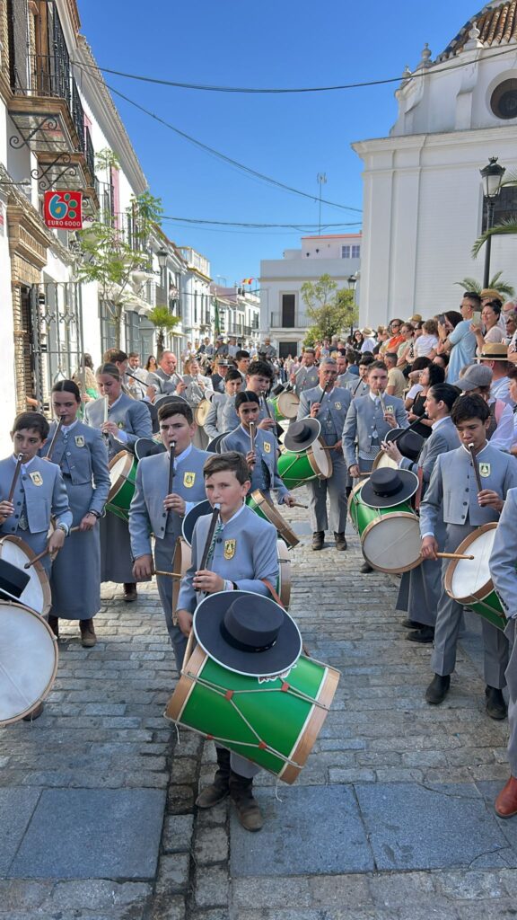 Los sones de los tamborileros de Almonte acompañan en el caminar 