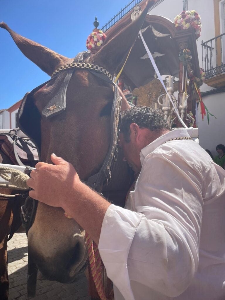 Emoción de la Hermandad del Rocío de Escacena del Campo a su paso por Chucena 