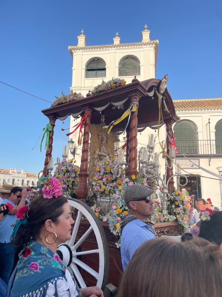Escacena del Campo ante la Blanca Paloma