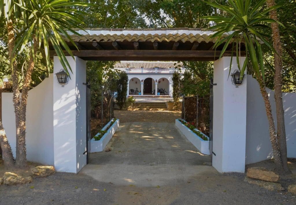 La Casa del Valle, en Manzanilla, asemeja a un cortijo andaluz en donde la paz y la tranquilidad, son sus características más notables.
