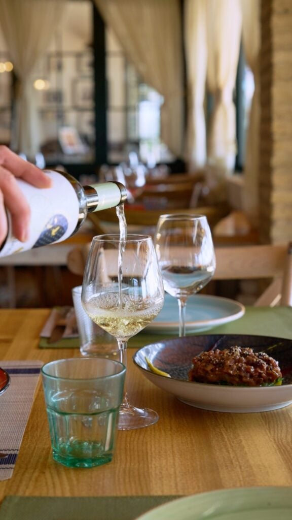 Una nueva oportunidad de maridar los vinos del Condado de Huelva con la rica gastronomía de la provincia en donde la sierra y el mar se unen en el plato. Restaurante Las Dunas en Mazagón. Vino blanco del Condado de Huelva y tartar de atún rojo. Foto: Ruta del Vino Condado de Huelva.