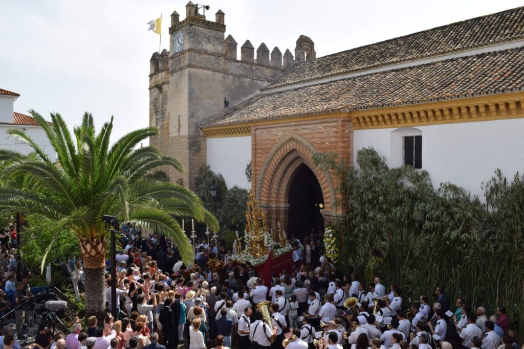 Iglesia de Santiago El Mayor, datada de finales del siglo XIV, en la que llama la atención la cabecera del templo por su marcado carácter militar. Declara BIC en 2005 por la Junta de Andalucía. Foto: Ayuntamiento de Hinojos.