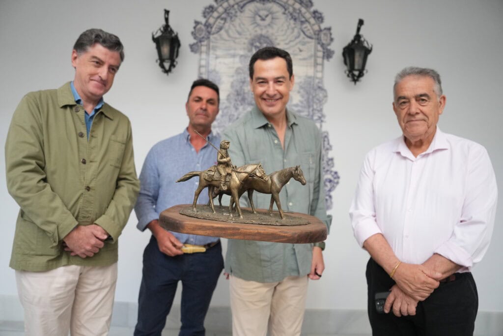 Juanma Moreno muestra una figura representativa de la fiesta de la Saca de las Yeguas.