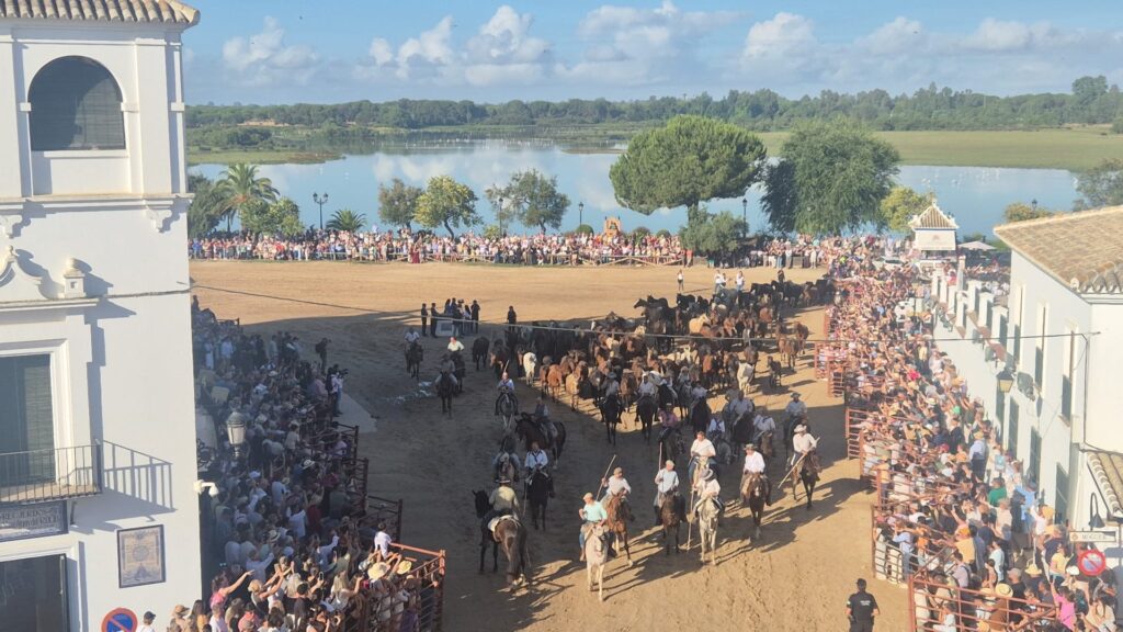 Imagen de las tropas pasando por el Santuario