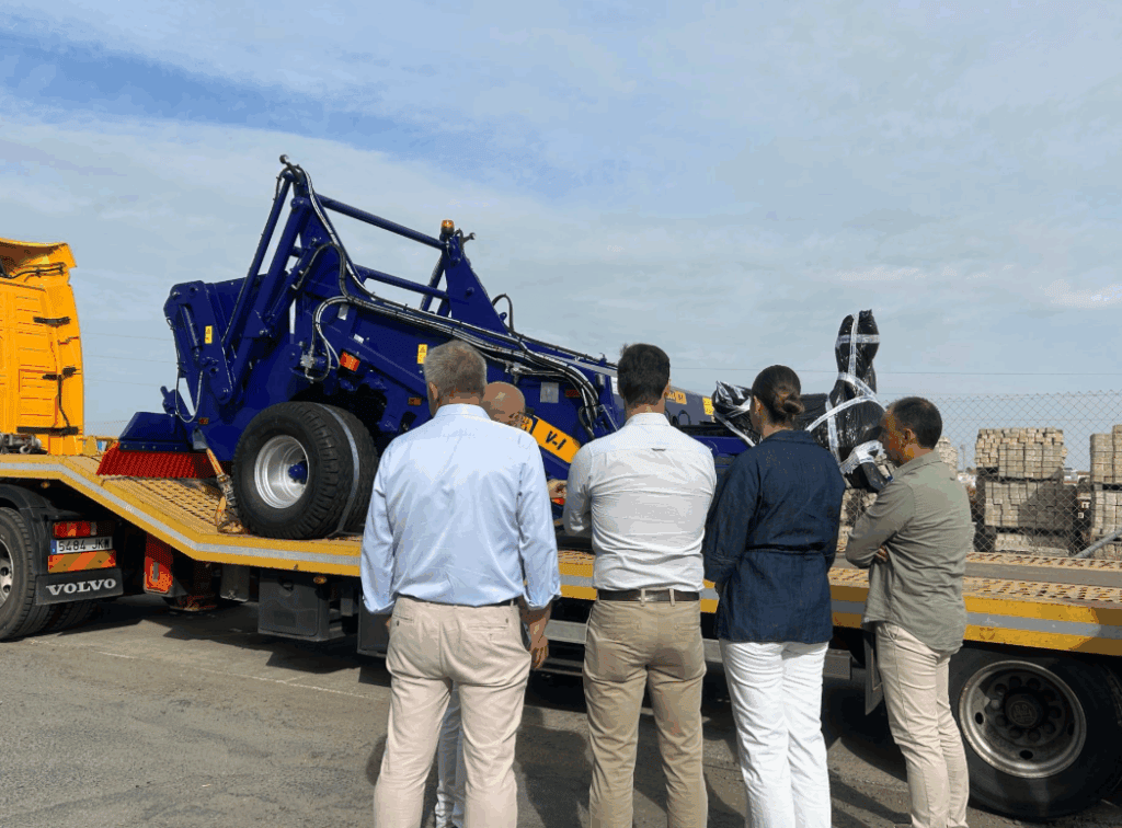 Llega a Palos de la Frontera la nueva máquina limpia playas para Mazagon