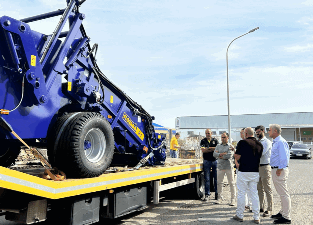 Llega a Palos de la Frontera la nueva máquina limpia playas para Mazagon