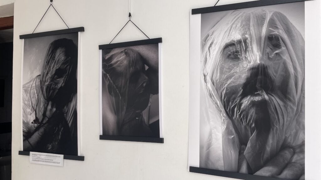 José Manuel Ramos Vizcaíno expone en Niebla su muestra fotográfica “El peso que nos callamos”