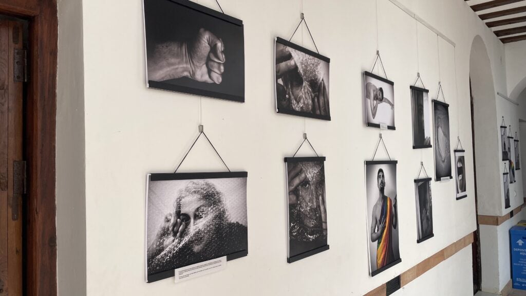 José Manuel Ramos Vizcaíno expone en Niebla su muestra fotográfica “El peso que nos callamos”