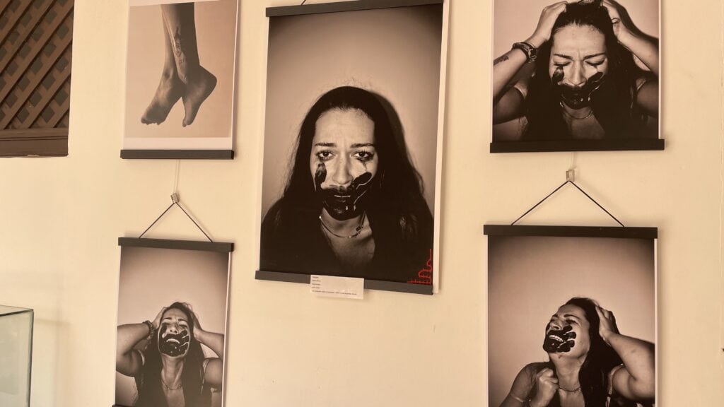 José Manuel Ramos Vizcaíno expone en Niebla su muestra fotográfica “El peso que nos callamos”