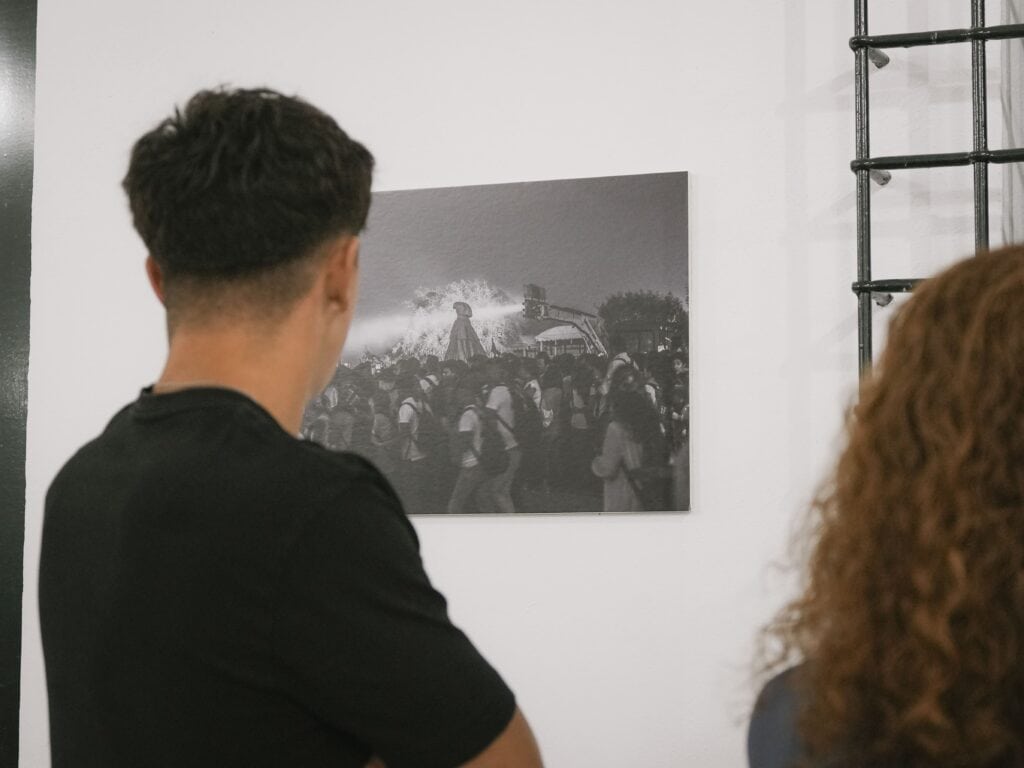 La Matriz inaugura “Traslado”, la mirada de un fotógrafo portugués a la Venida de la Virgen