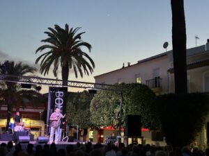 José Luis Jaén inaugura las noches de verano en Plaza España de Bonares